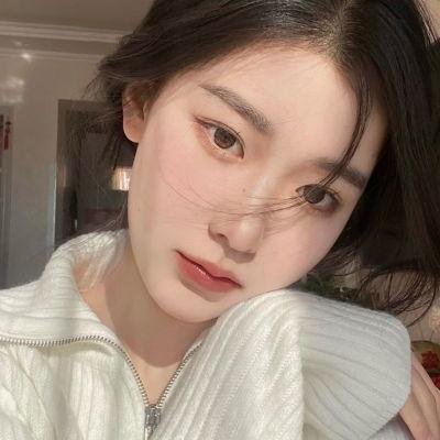 微光下的蓝色男孩